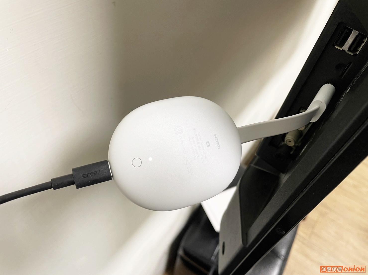 Chromecast 電視棒連接電視及電源