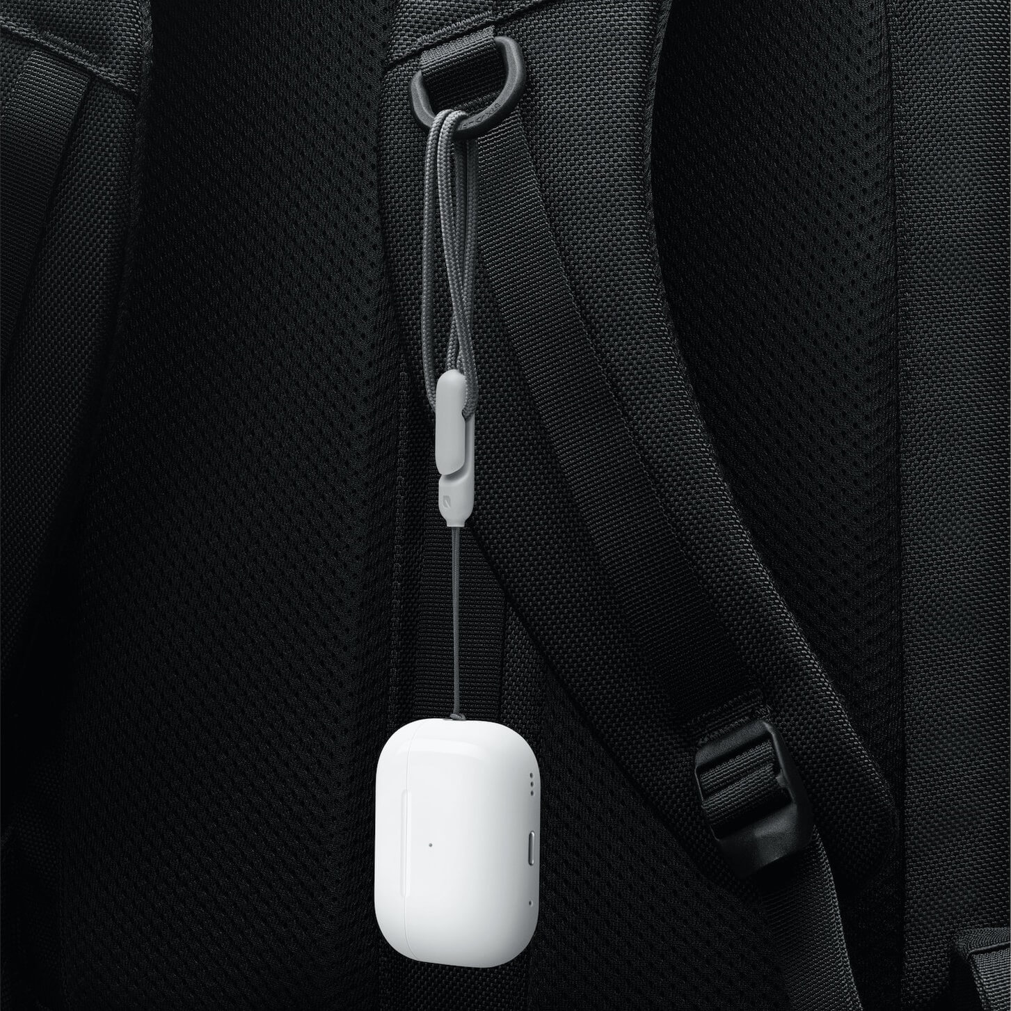 Airpods Pro 2 可使用掛繩懸掛在背包上