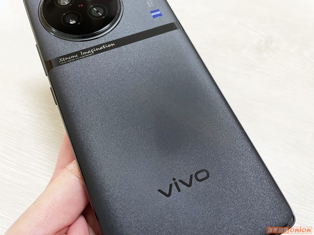 vivo X90 的磨砂背蓋摸起來滑順卻不留指紋