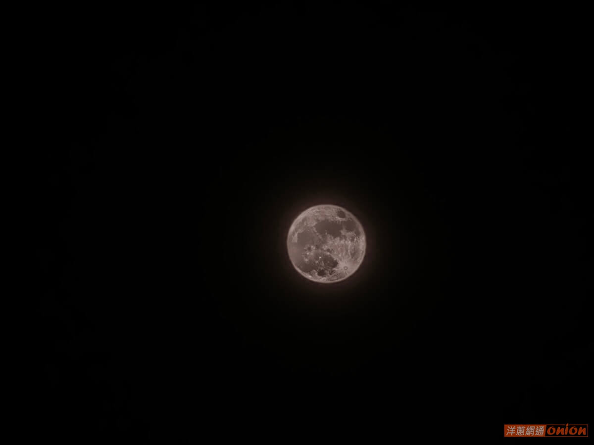 使用超級月亮模式下，拍攝的 20X 變焦滿月