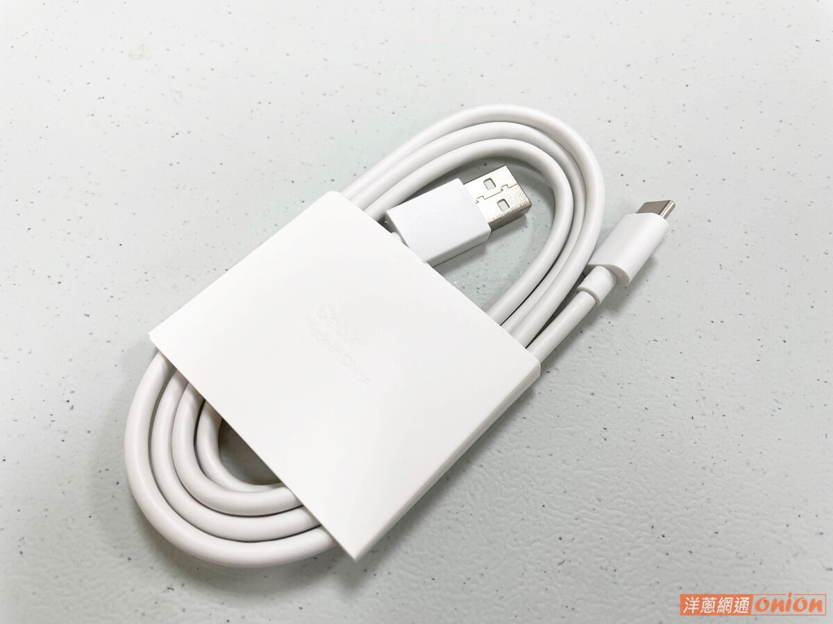 OPPO Find N3 Flip隨貨附贈的USB-A 對 USB-C充電線