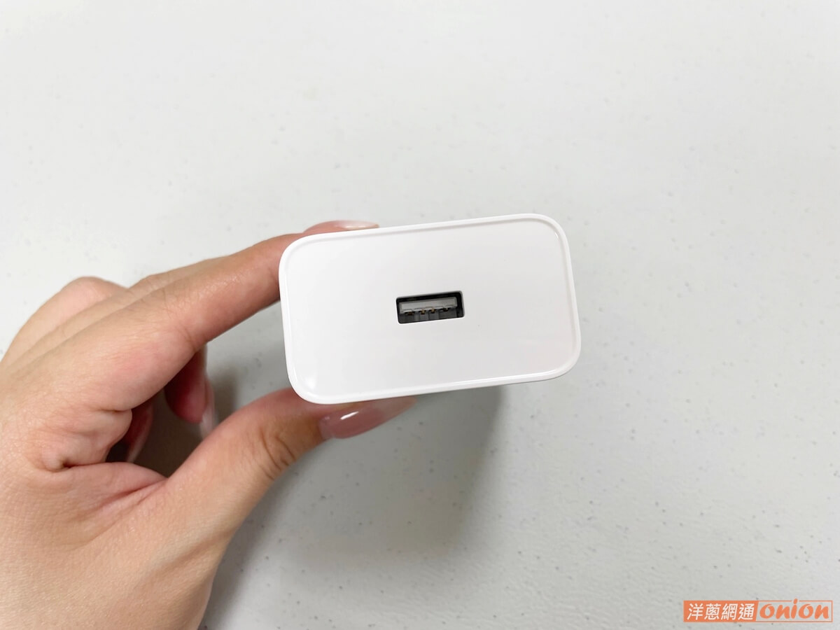 OPPO Find N3 Flip隨貨附贈的USB-C充電頭