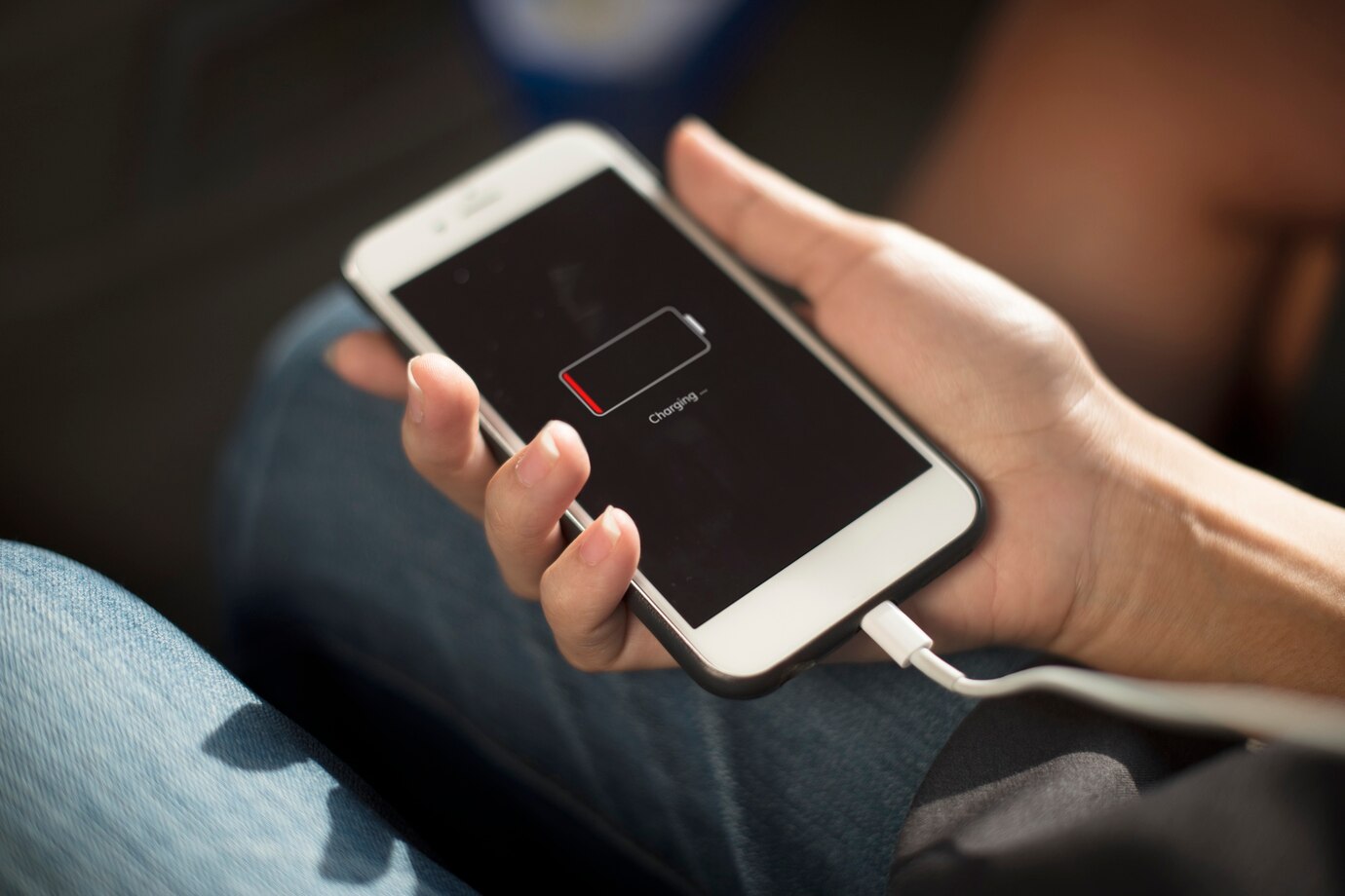 iPhone 快充時能邊用手機嗎  iPhone 快充傷電池嗎