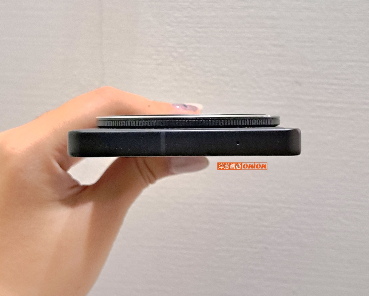 Sharp AQUOS R9 Pro 上方