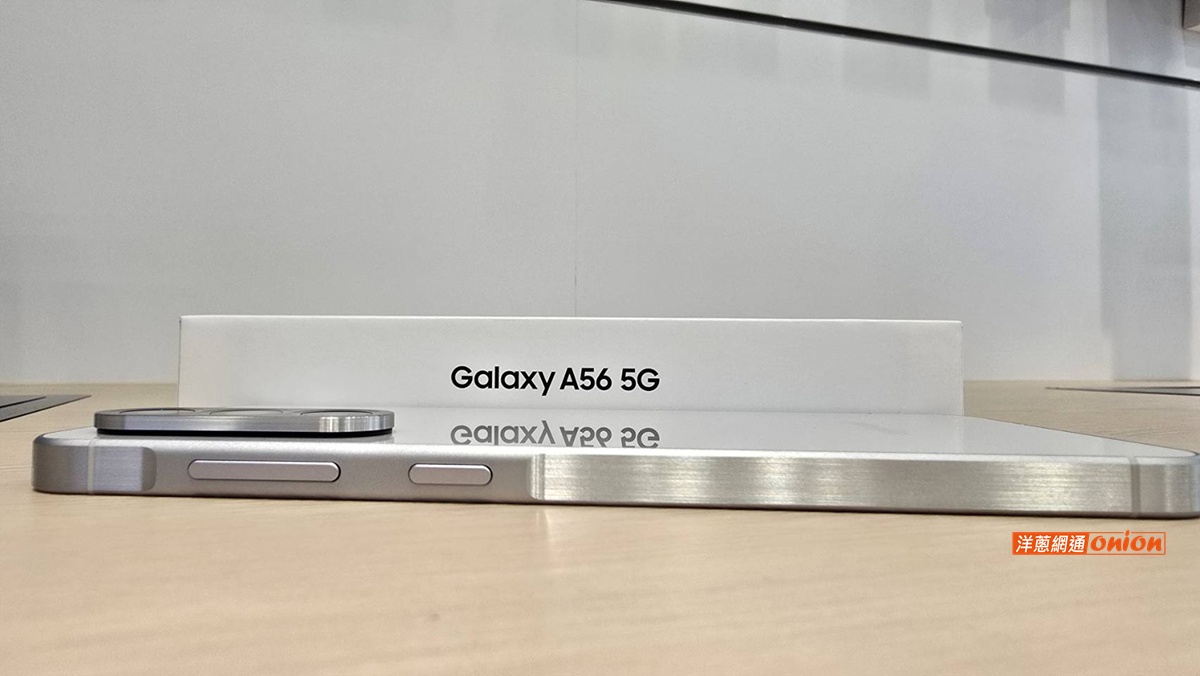 三星A56右側