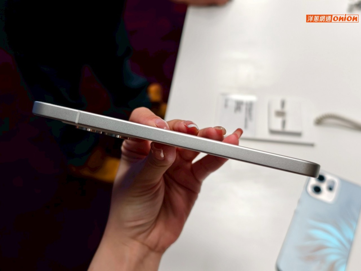 OPPO Reno 14 左側