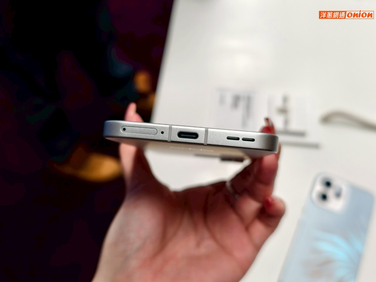 OPPO Reno 14 下方