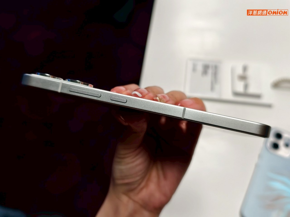 OPPO Reno 14 右側