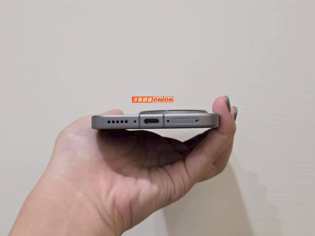 vivo X300 Pro 下方