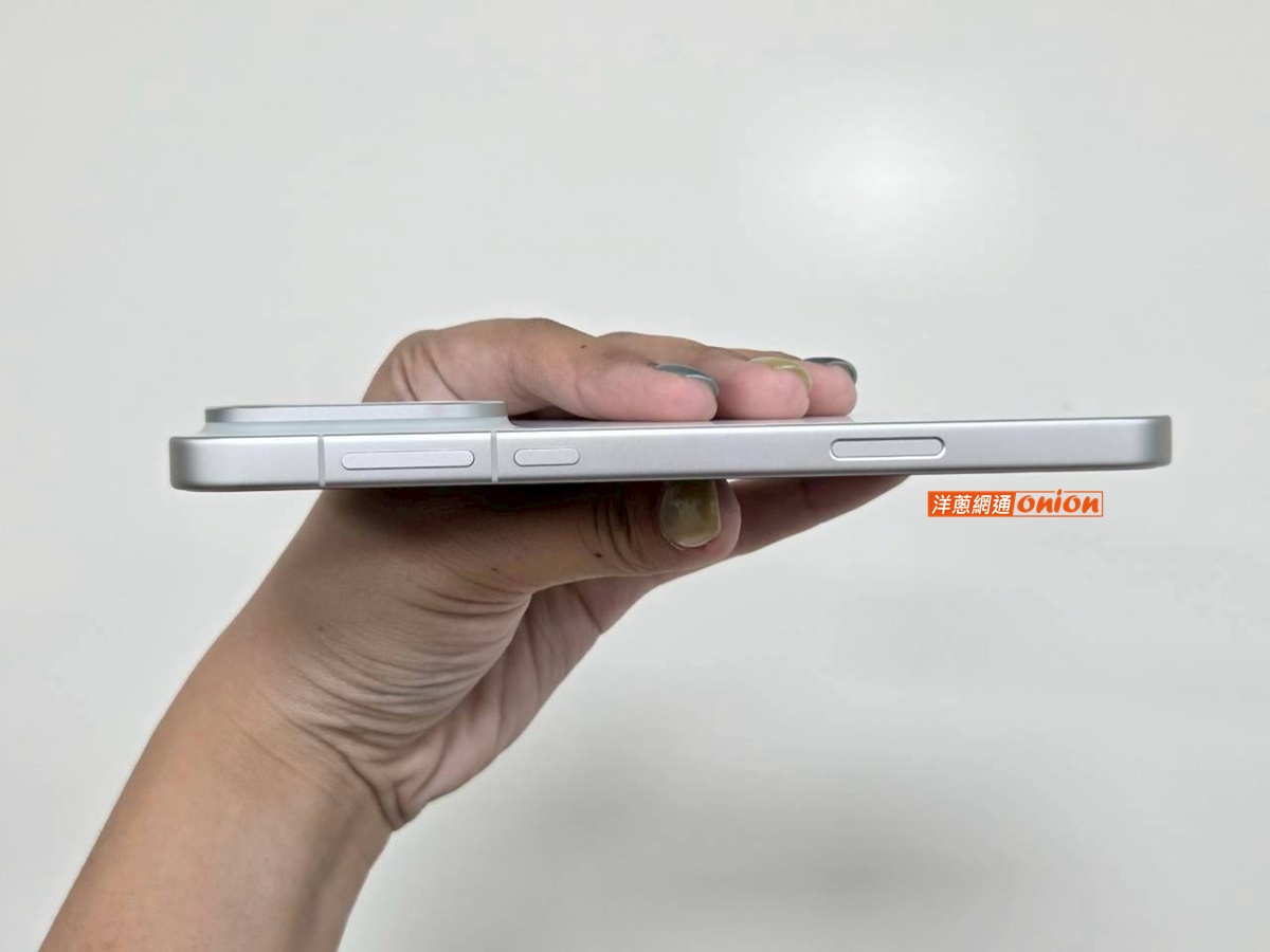 OPPO Find X9 Pro 右側