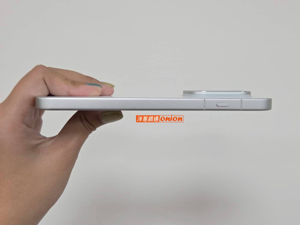 OPPO Find X9 Pro 左側