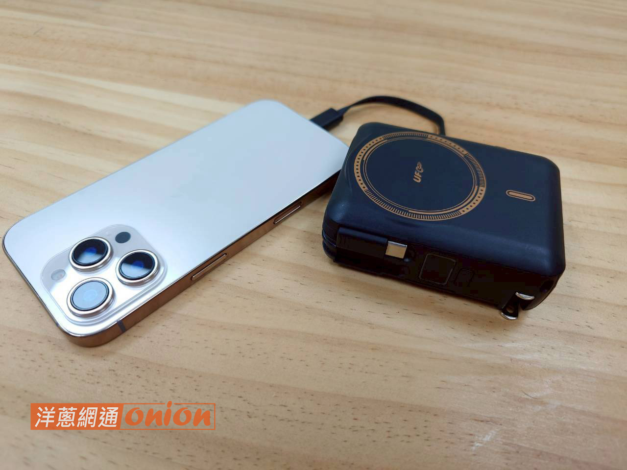 自帶插頭行動電源