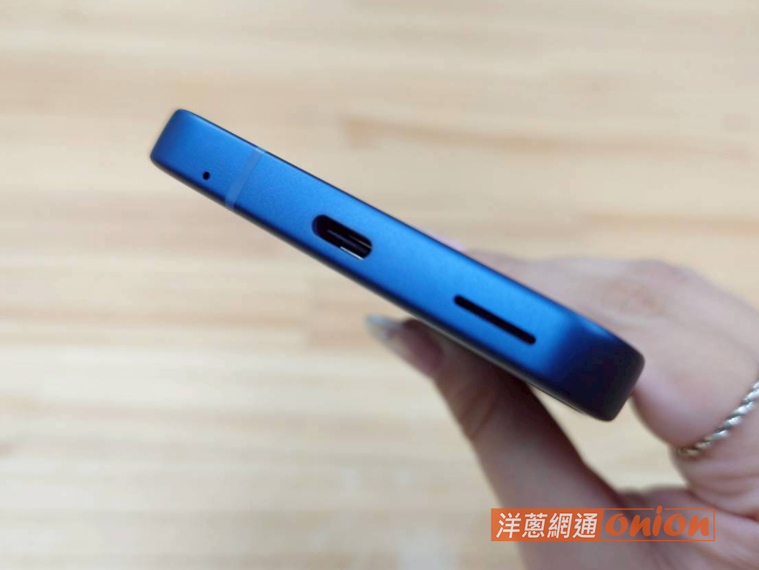 SHARP AQUOS sense10 下方