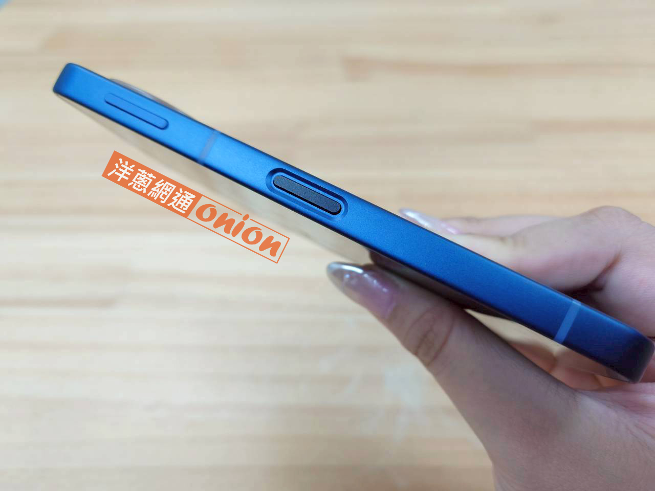 SHARP AQUOS sense10 機身右側