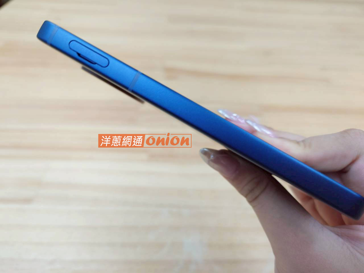 SHARP AQUOS sense10 機身左側