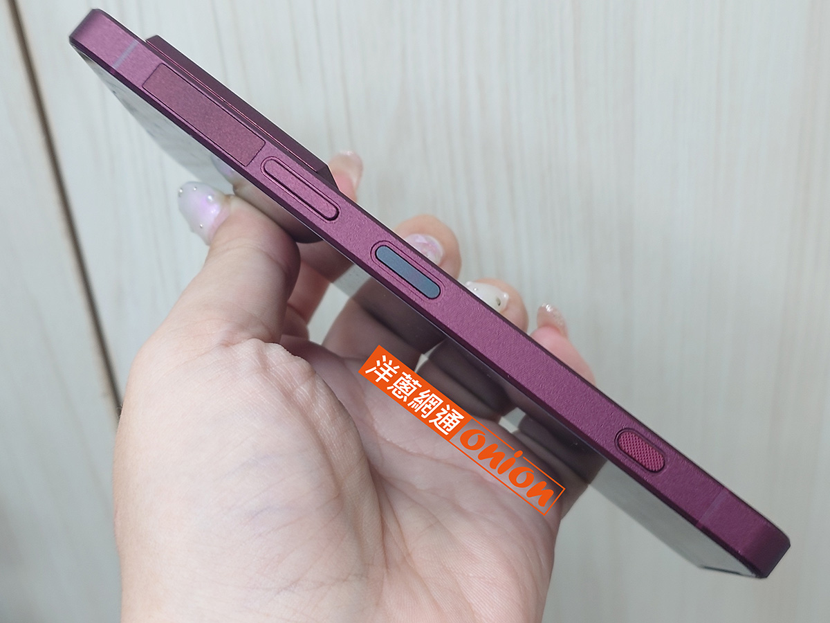 Sony Xperia 1 VIII 機身右側